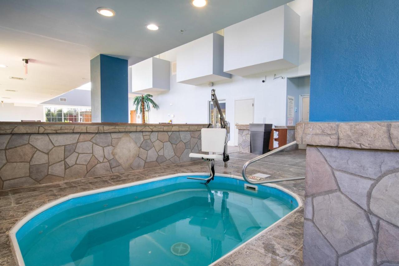 Holiday Inn Express Hotel & Suites Bedford By Ihg Exteriér fotografie