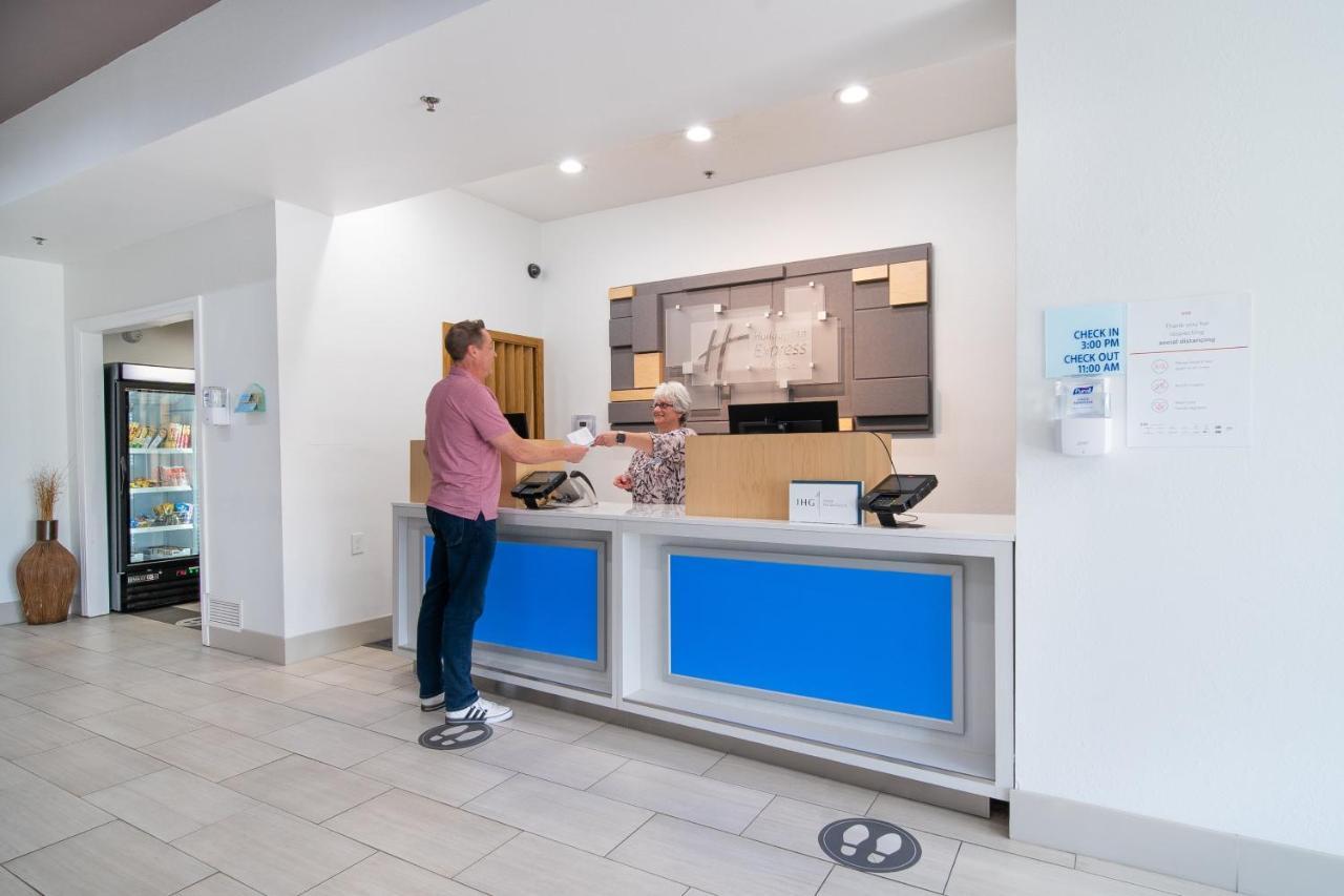 Holiday Inn Express Hotel & Suites Bedford By Ihg Exteriér fotografie