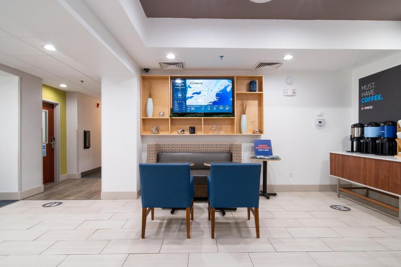 Holiday Inn Express Hotel & Suites Bedford By Ihg Exteriér fotografie