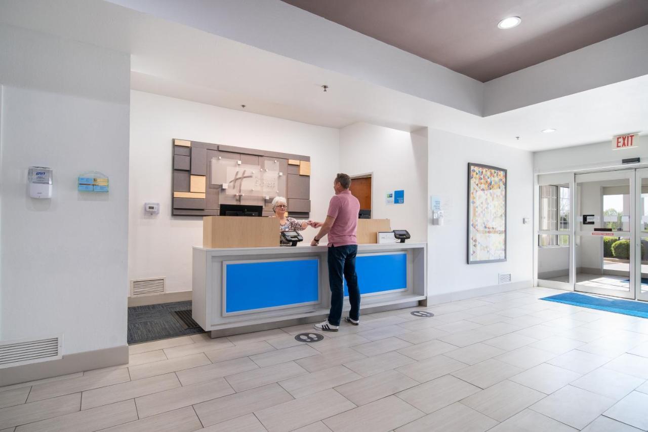 Holiday Inn Express Hotel & Suites Bedford By Ihg Exteriér fotografie